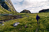 Le isole Lofoten Norvegia. Il minuscolo Djupfjorden vicino Henningsvaer (Austvagoya), dove, posate le bici, abbiamo percorso il breve sentiero che lo costeggia. 